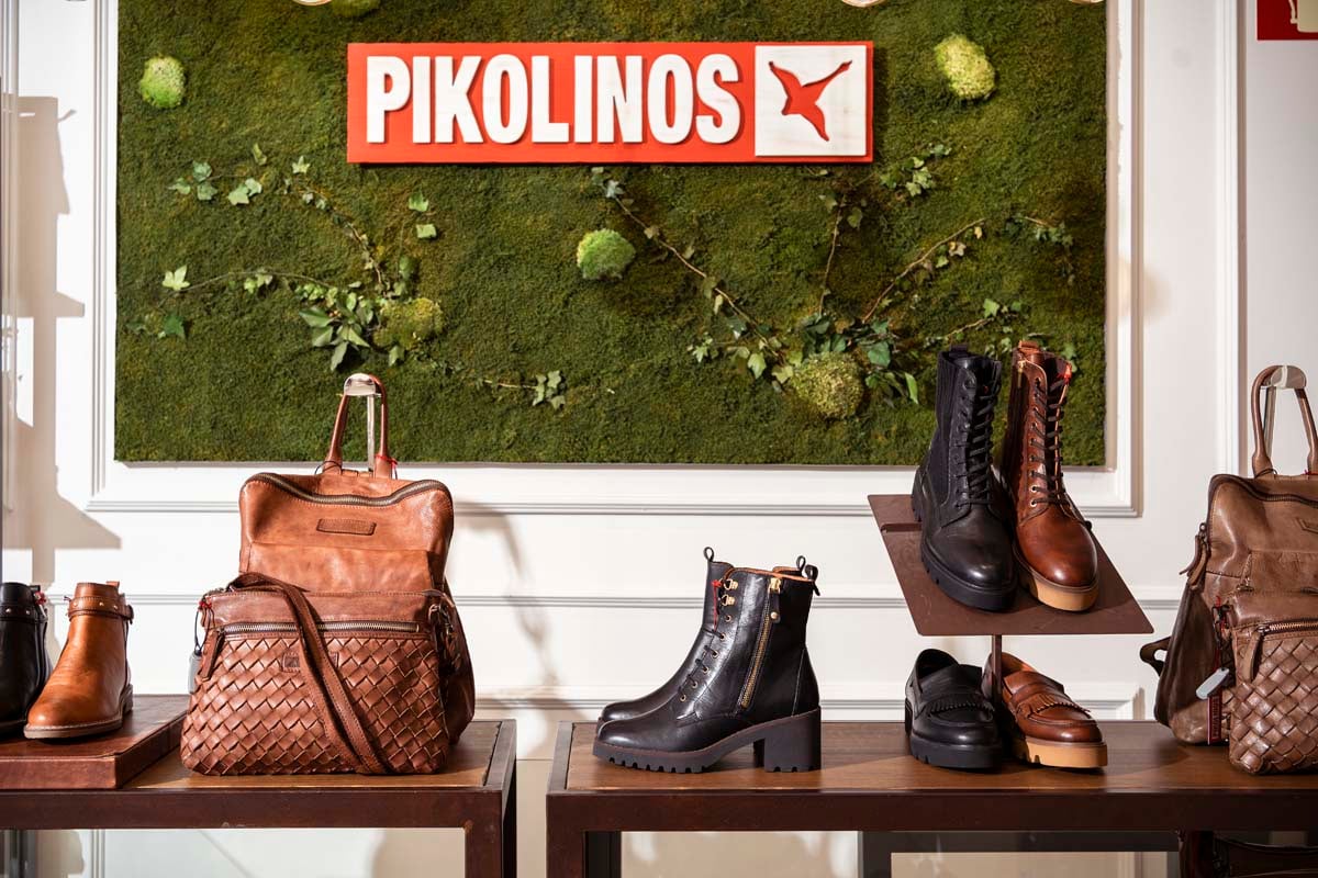 Fotografía del interior de la tienda de Pikolinos de Bilbao con varios complementos y zapatos de la marca