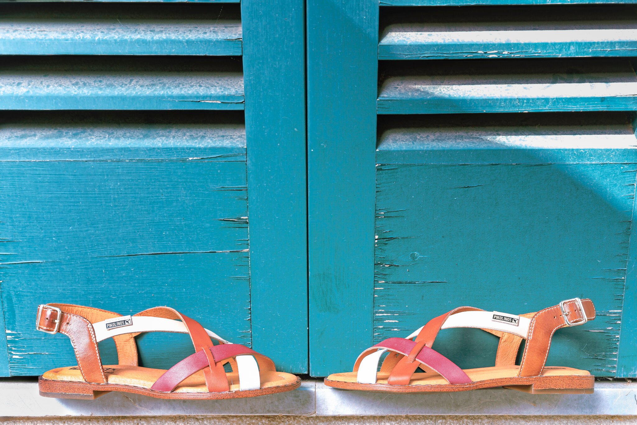 Foto von Pikolinos Damensandalen in einem Schaufenster des Restaurants Ca'n Boqueta