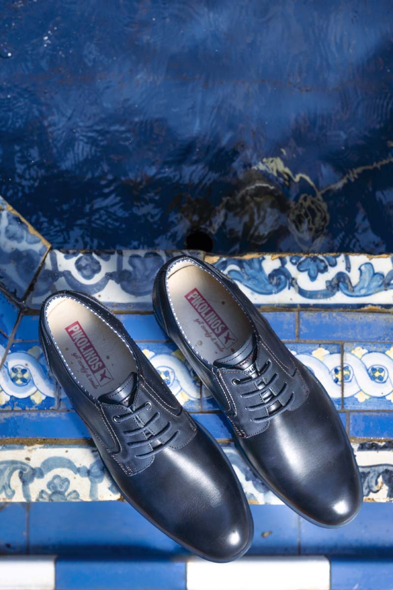 Fotografía de unos zapatos Pikolinos en un suelo azul