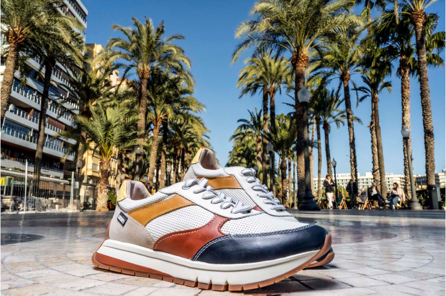 Photograph of a pair of Pikolinos men's sneakers on the esplanade promenade with palm trees in the background