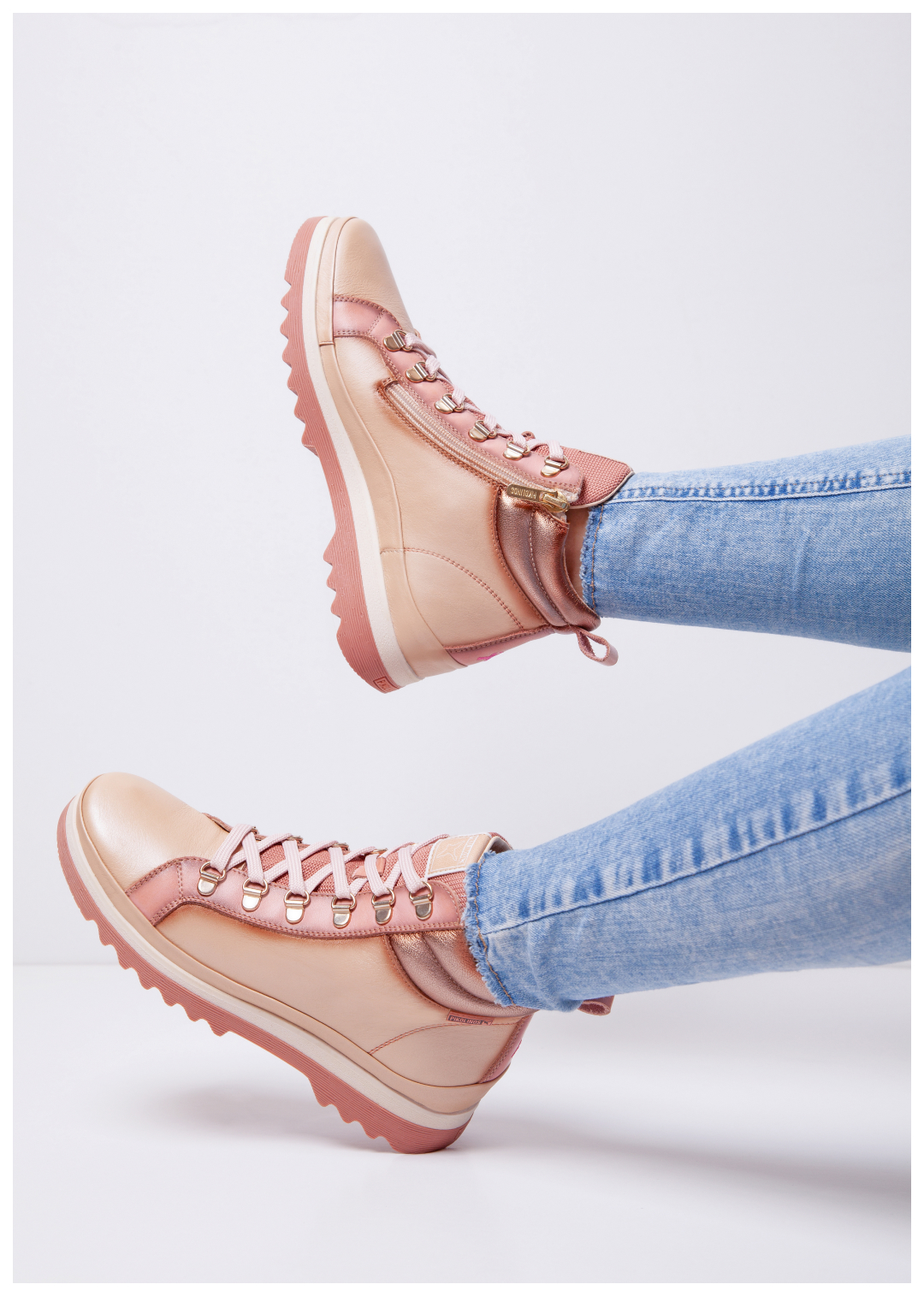 Fotografía de unas piernas de mujer con el botín Vigo rosa
