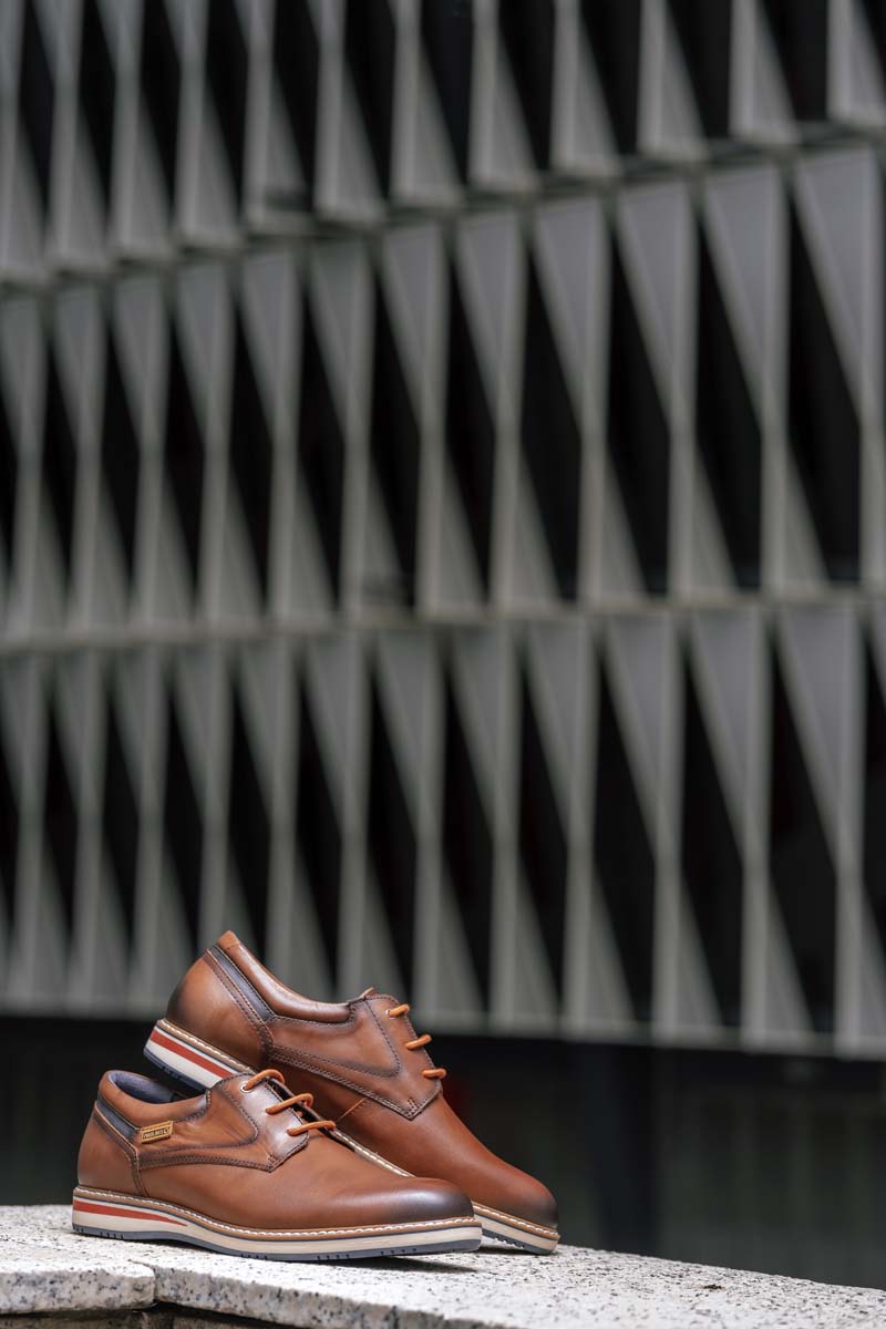 Fotografía de unos zapatos de vestir de Pikolinos de hombre color marrón en la calle  