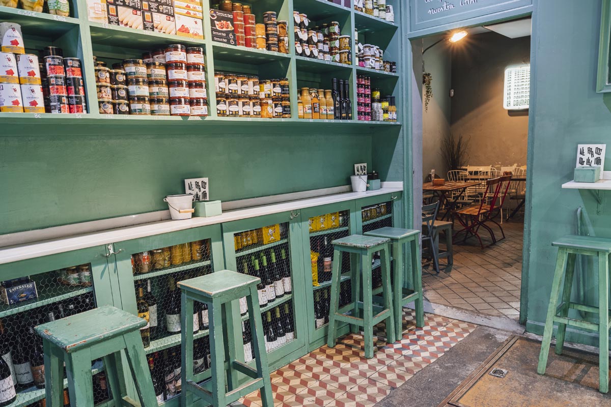 Image of the interior of the bar.