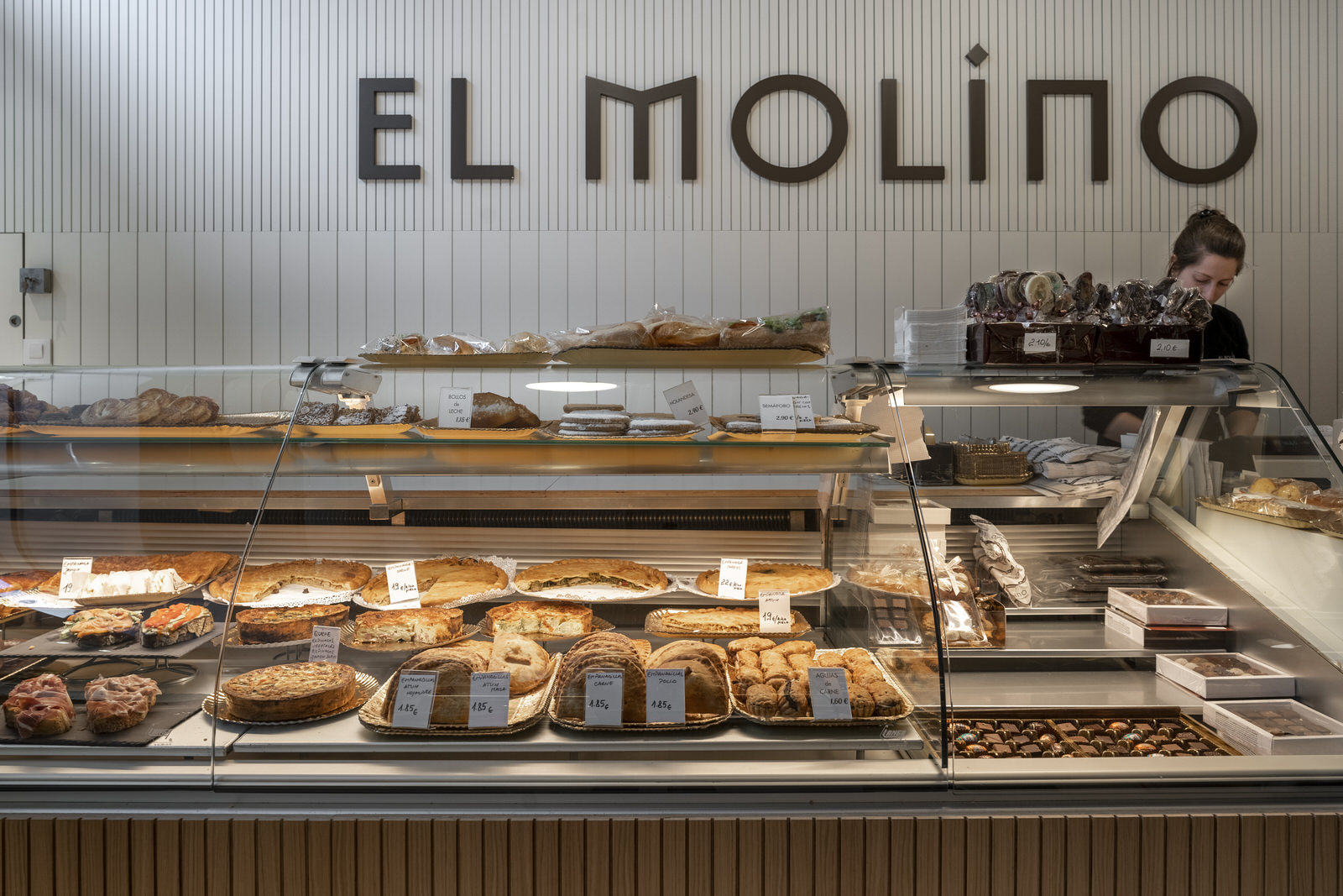 Image of the El Molino counter with an exhibition of sweet products