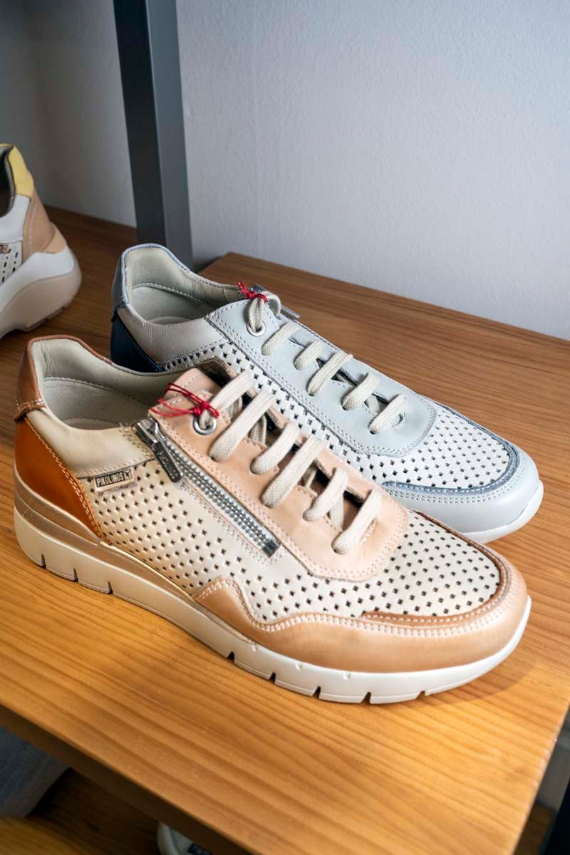 Picture of Pikolinos women's sports shoes at the Pikolinos Murcia store.