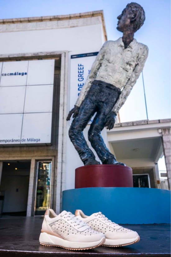 Illustration of a tourist in the CAC with the sculpture