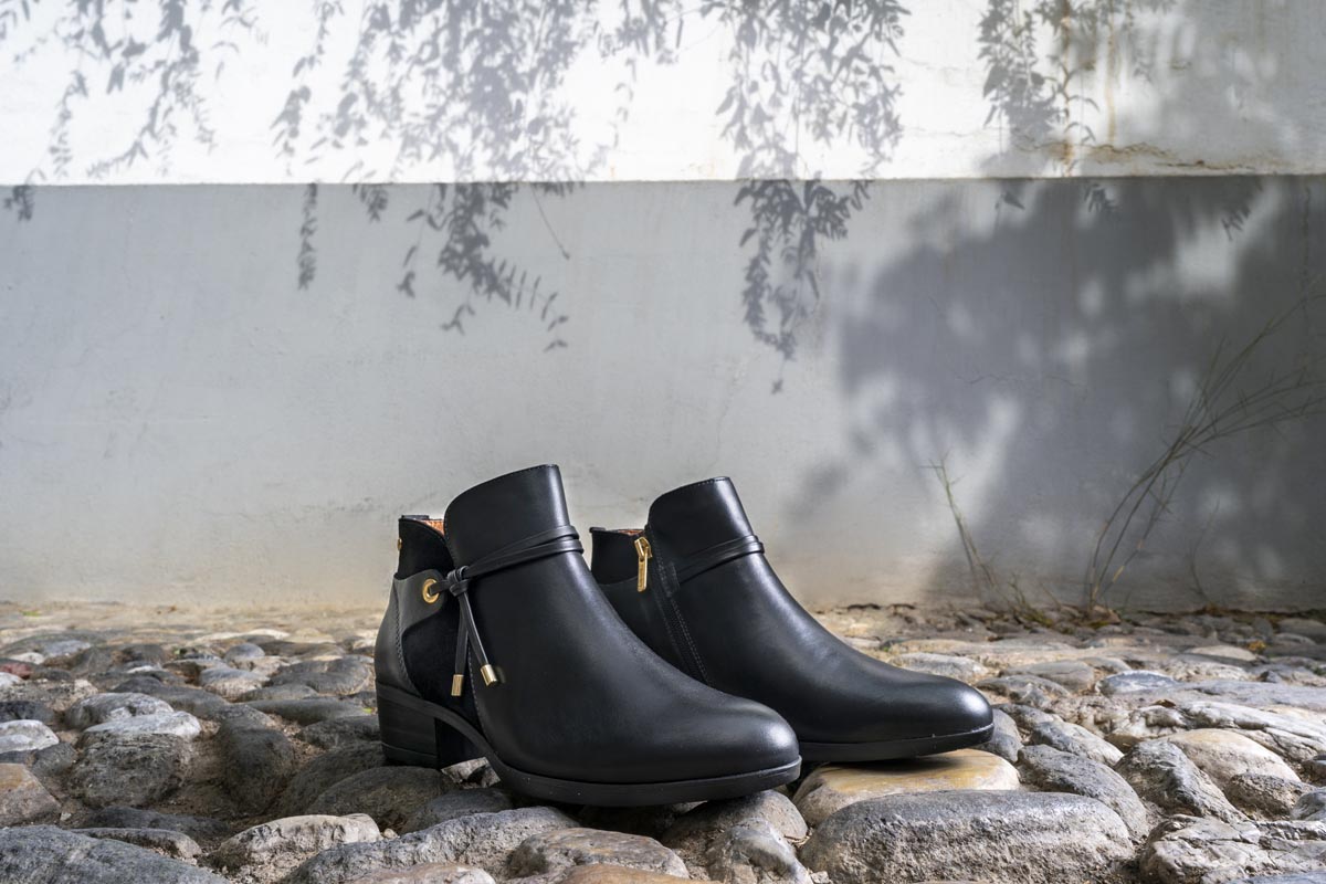 Imagen de unos botines de mujer de Pikolinos en una calle del barrio Albaicín