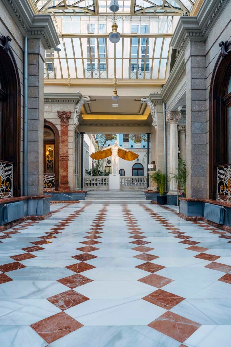 Picture of the columns and statues of the Real Casino de Murcia