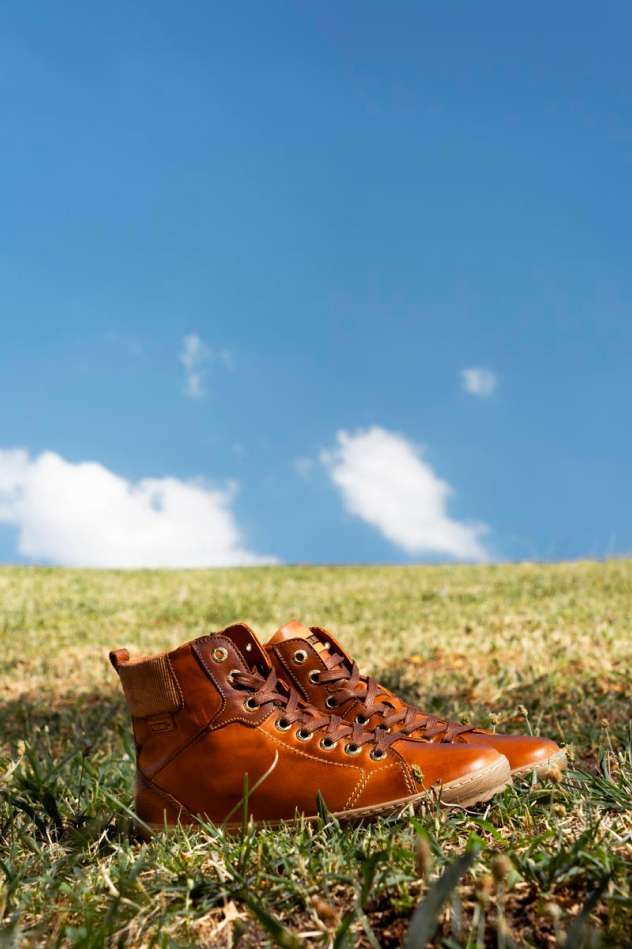 Imagen de un par de zapatos Pikolinos en mitad del campo.