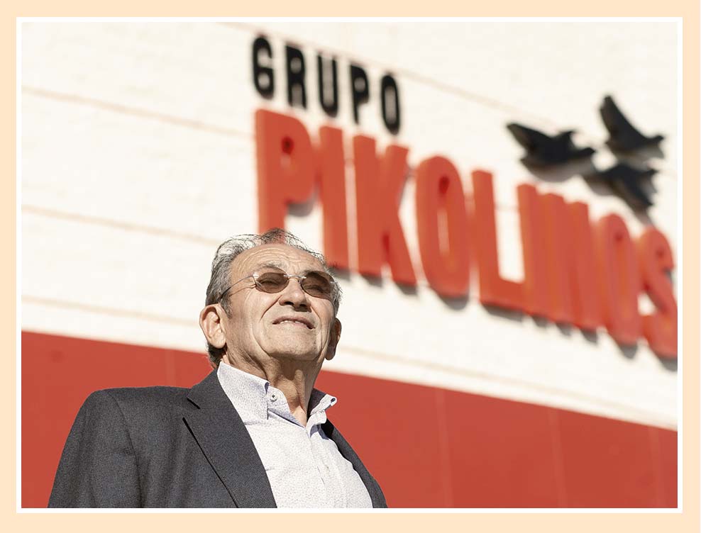 The founder of Pikolinos, Juan Perán, in a half-length image with the Grupo Pikolinos logo behind him