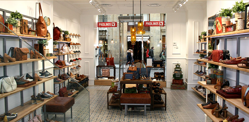 Images of the interior of some Pikolinos stores, where you can see the layout of the stores, the decoration and the different products that can be found there.