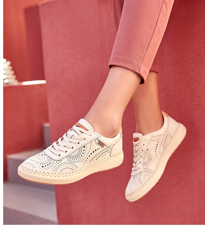 Women’s die-cut leather sneaker with thick sole