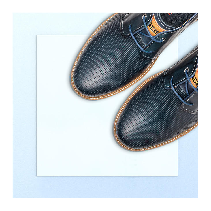 Zapato con cordones de piel para hombre en azul marino con detalle brandy y blanco en la suela 