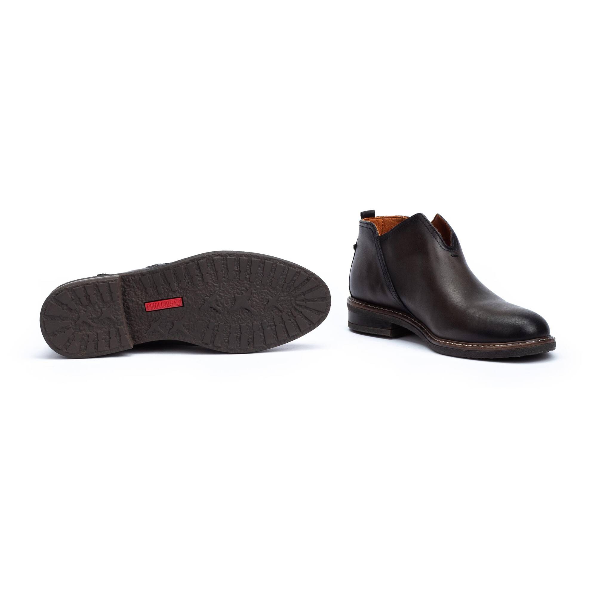 V-cut flat ankle boots with side zip ALDAYA W8J-7501 | Outlet