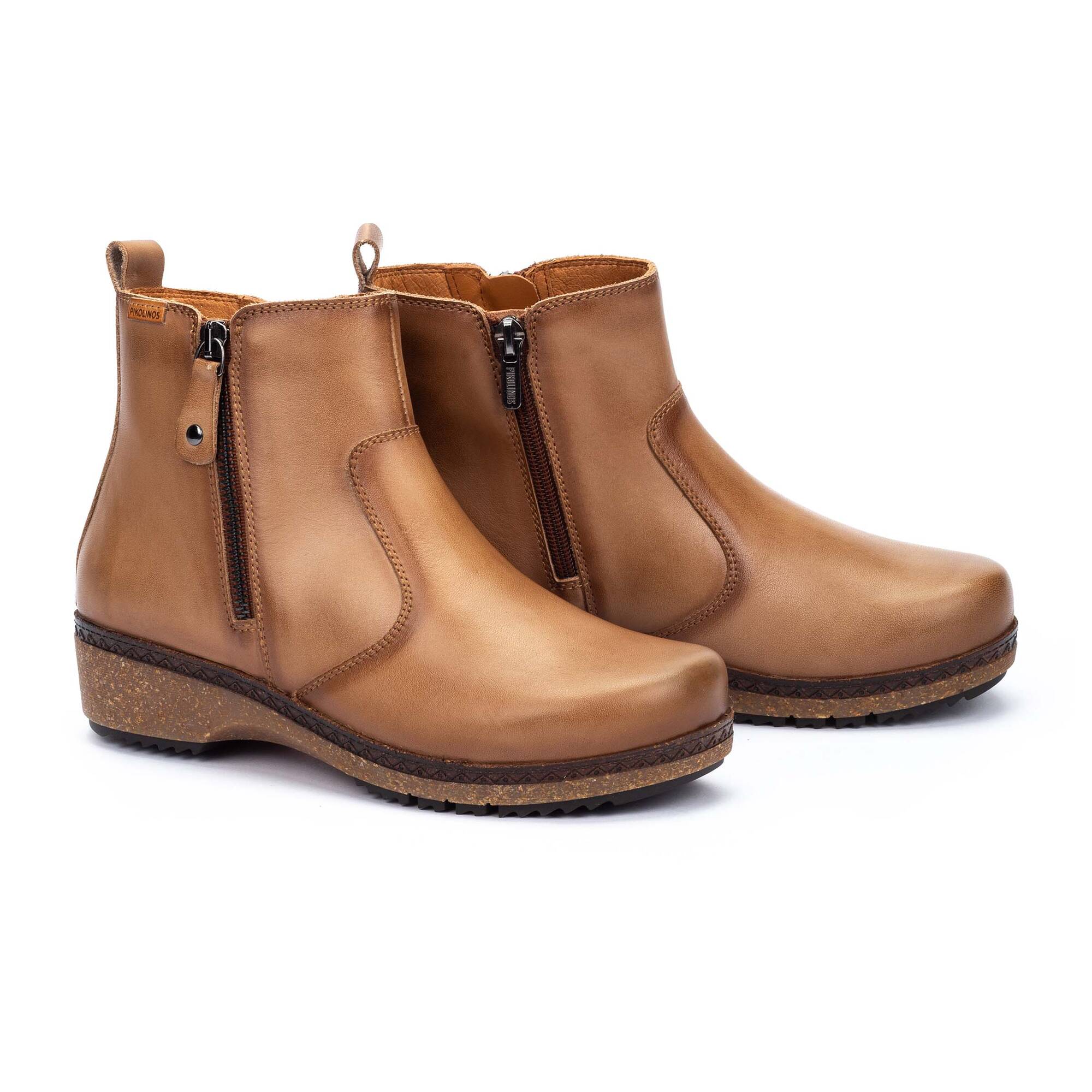 Flat ankle boots with zip fastening for women. GRANADA W0W-8988