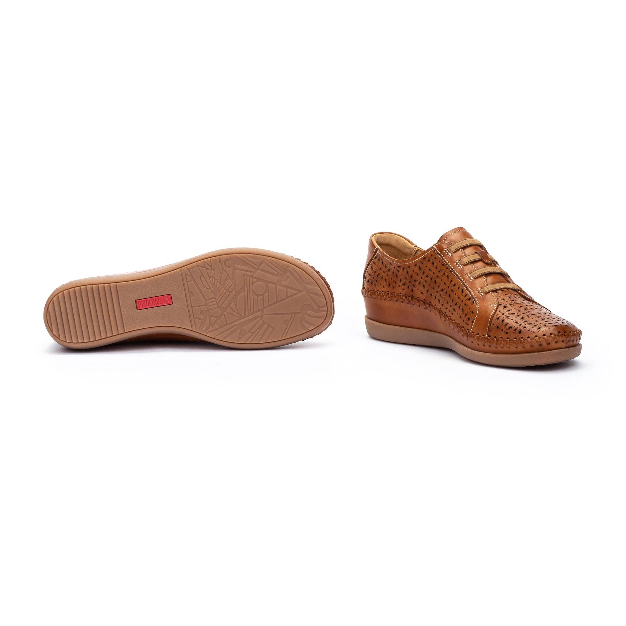 Women's flat shoes with elastic closure CADAQUES W8K-4890 | PIKOLINOS